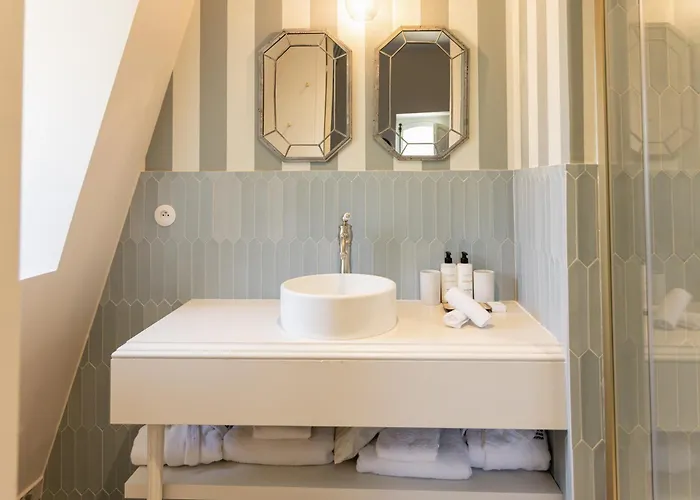 Chateau Leognan, Domaine Viticole - Proche Bordeaux Отель Леоньян